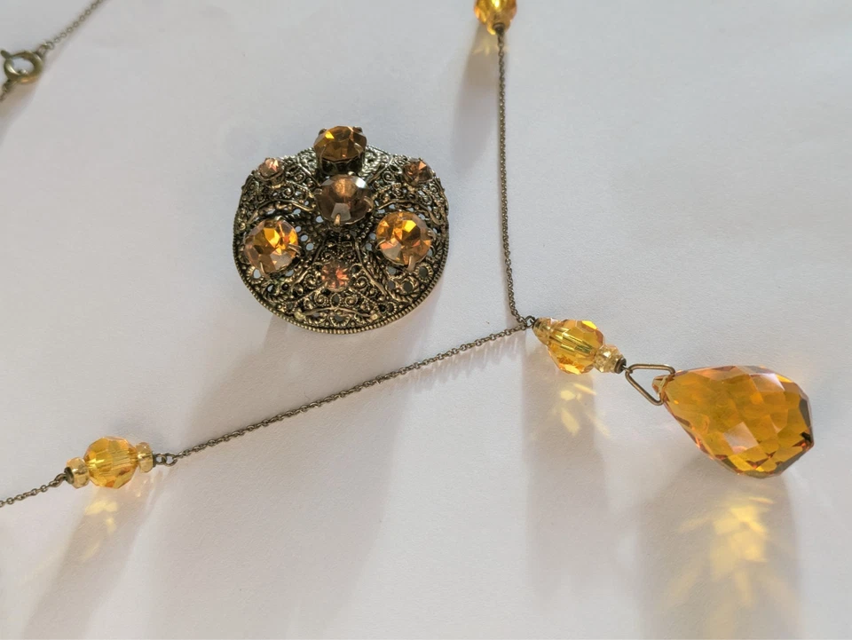 Vintage Art deco Czech jewellery. Amber glass necklace and brooch. Boxed - Image 2 of 4