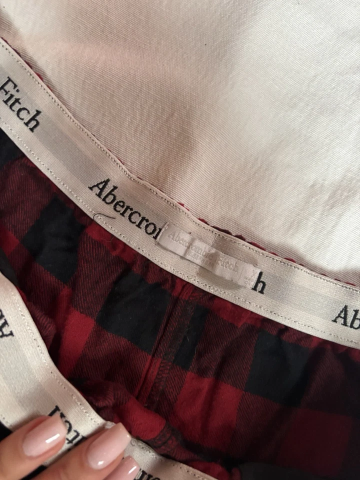 Mini Pantalones Cortos Abercrombie And Fitch Rojo Y Negro Talla XL Foto 4 de 4