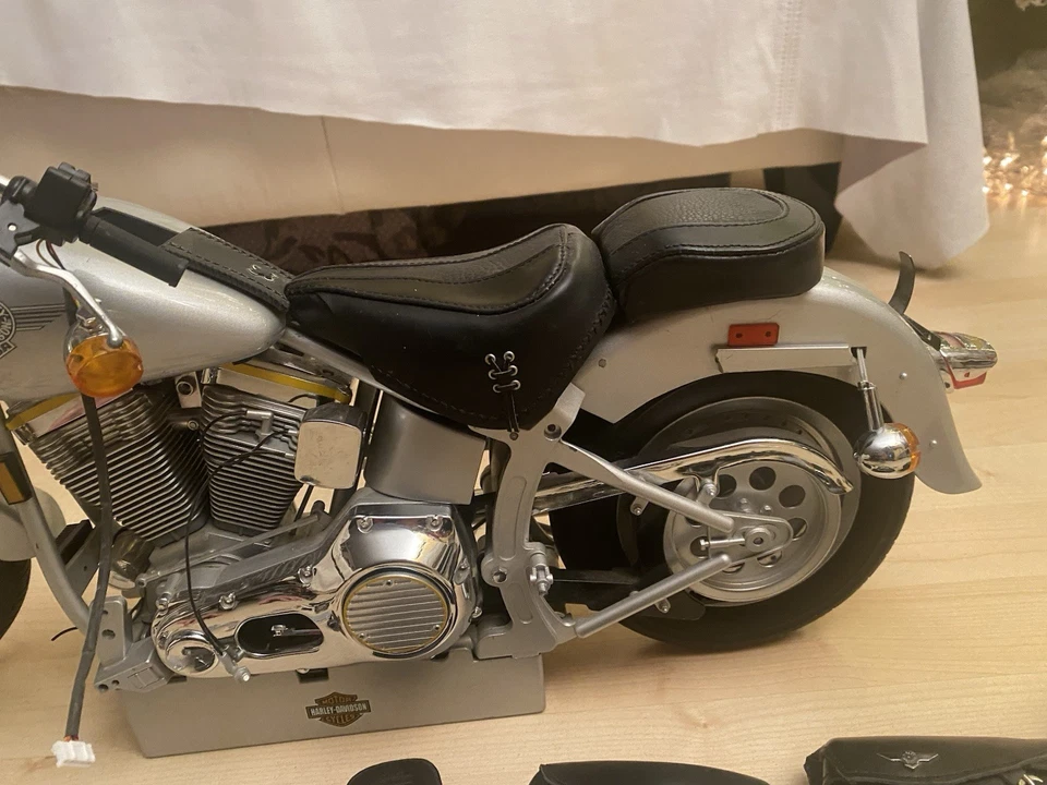 HARLEY DAVIDSON FLSTF FAT BOY 1:4 DEAGOSTINI. INCOMPLETA, DA SISTEMARE - Immagine 3 di 4