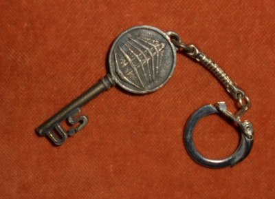 Metal Keychain Key ''U.S'' 3 Turn Coat of Arms City Building Insurance