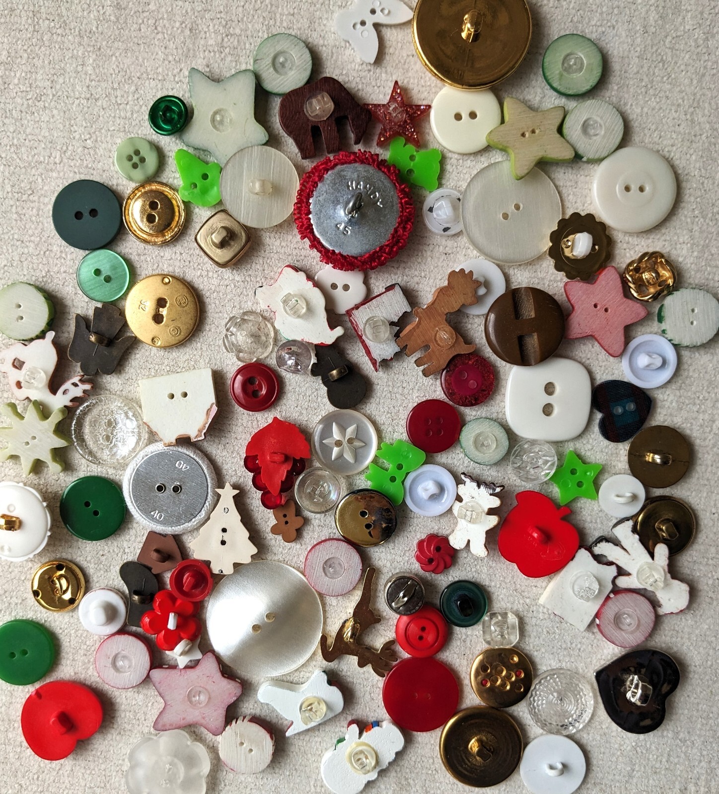 On Sale!! * 100 pc CHRISTMAS Sewing BUTTONS Vtg Novelty Santa Reindeer