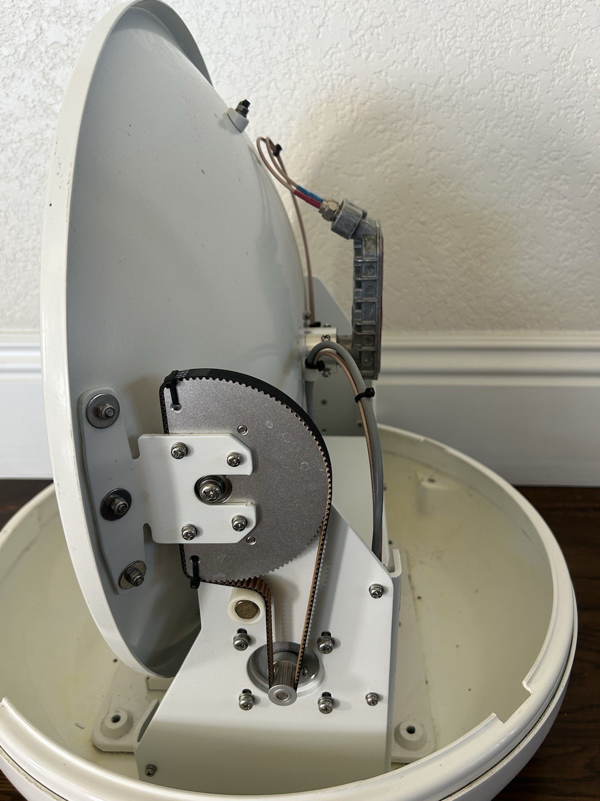 Intellian i4 B3-401S Marine Satellite TV System w/ North America LNB Receiver