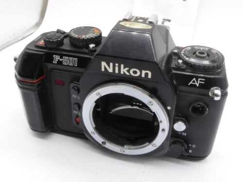 Corpo fotocamera reflex Nikon F-501 nera 35 mm pellicola ricambi corpo hanno preso fuoco - Foto 1 di 13