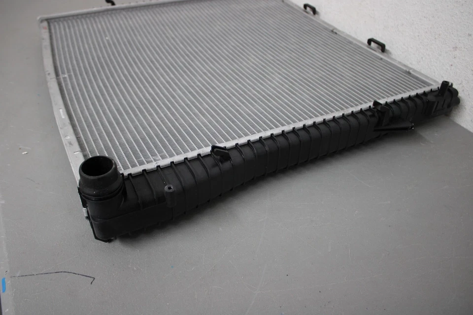 2001 2006 BMW X5 (MT) FRONT RADIATOR Foto 3 de 4