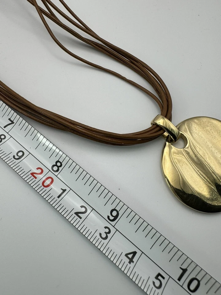 Collar Monet De Colección con Colgante Disco Dorado Moderno y Cadena de Cuero Multi Hilos Foto 4 de 4
