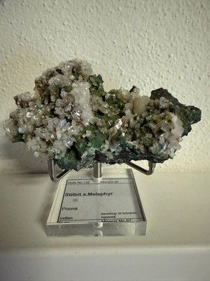 Stilbit (auf Melaphyr), gr.Stufe Indien, Acrylständer, Mineralien N° 132/B8