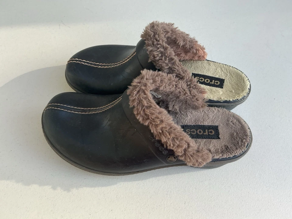 Tamancos Crocs Cobbler Eva forrado de pele sintética mulas marrom feminino 9 - Imagem 3 de 4