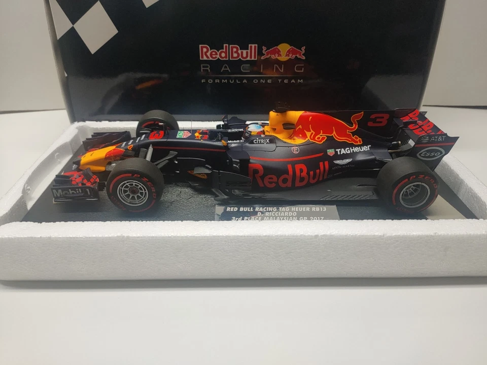 Red Bull RB13 Ricciardo Malaysian GP 2017 1/18 Minichamps - Photo 2/4