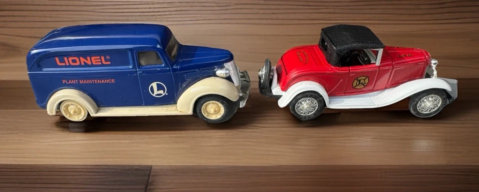 Lionel/Ertl F085 - Delivery and Fire Chief Car - Image 2 of 4