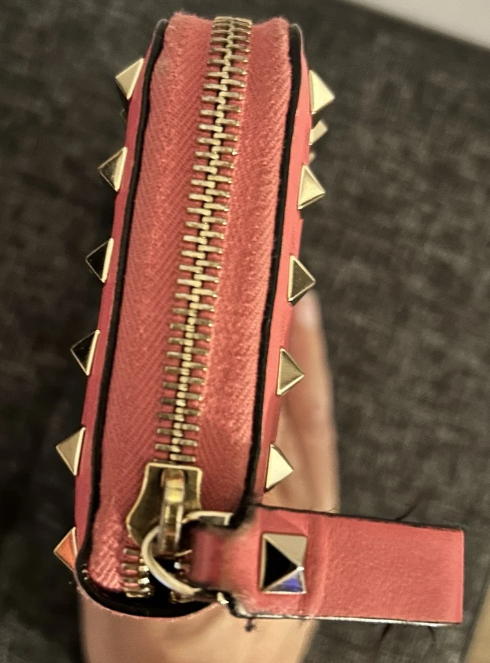 Cartera Larga VALENTINO Garavani Rock Tachuelas Cuero Cremallera Alrededor Rosa Foto 4 de 4