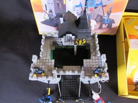LEGO Castle: Black Falcon's Fortress 6074 (1986) With Box & Manuel, incomplete.