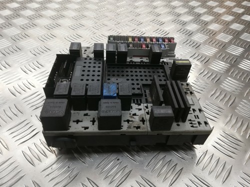 T11 VOLVO CONTROL MODULE FUSE BOX UNIT PN: 08696098 08679899 03W054 - Picture 2 of 5