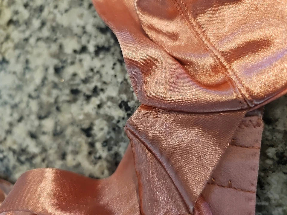 Sujetador vintage Victoria’s Secret 36b etiqueta dorada sin forro con aros satinado HECHO EN EE. UU. Foto 2 de 4