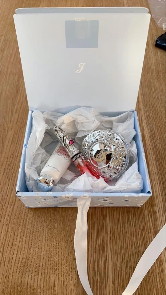 JILL STUART Gift Set Face Powder, Lip & Hand Cream Floral Design Box cute - Image 3 of 4