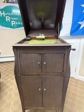 Victorla Phonograph VV-90