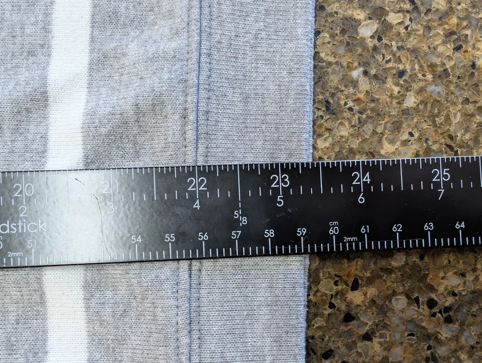 Sudadera para mujer Vince Camuto gris medio a rayas mangas acanaladas (623) Foto 4 de 4