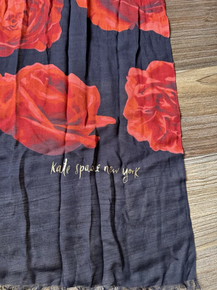 Kate Spade New York Encantadora Bufanda Oblonga Rosa - Rojo Floral - 6 pies x 28 pulgadas - Nueva con Etiquetas Foto 4 de 4