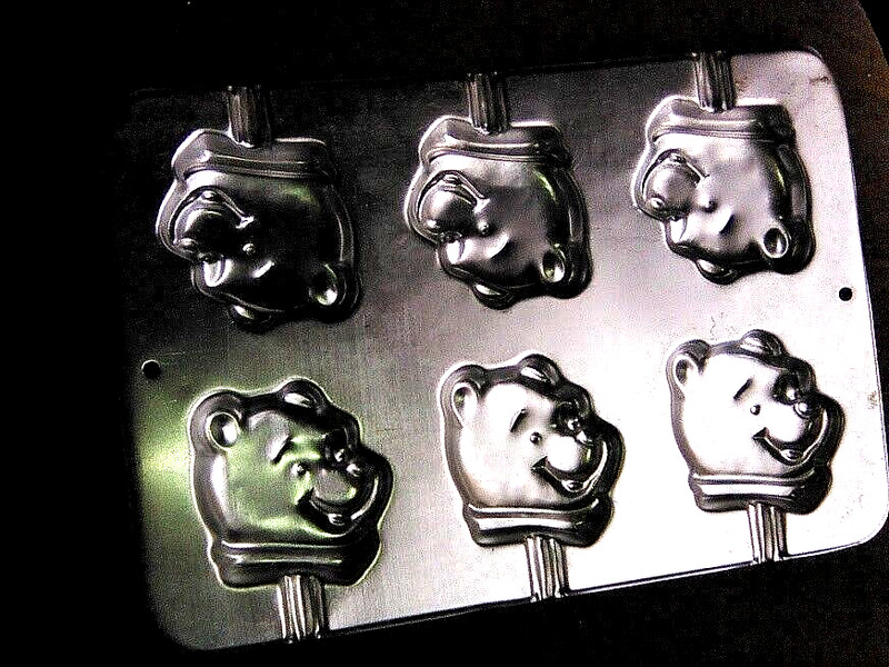Disney Winnie the Pooh baking sheet w/ 6 Pooh heads to make pooh baked goods