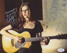 Lisa Loeb Signer Autographed Signed 8x10 Photo ACOA
