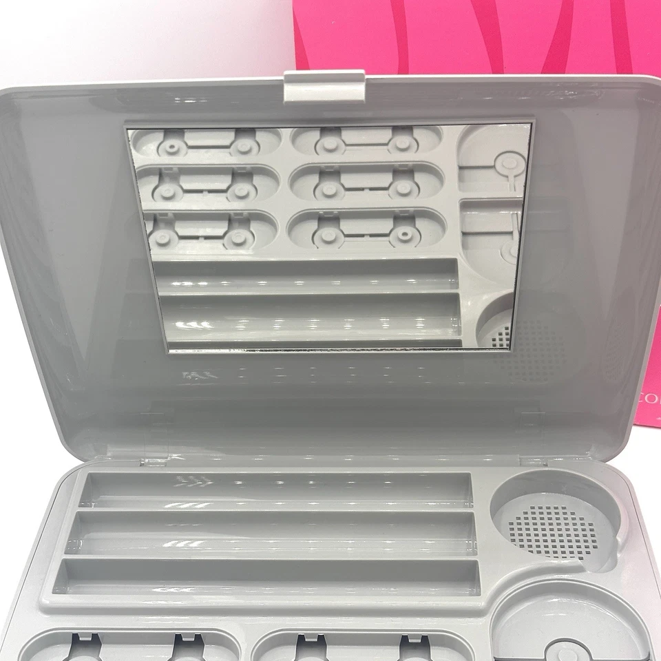 Estuche compacto con espejo paleta de colores Mary Kay Signature - gris vacío #9071 Foto 2 de 4