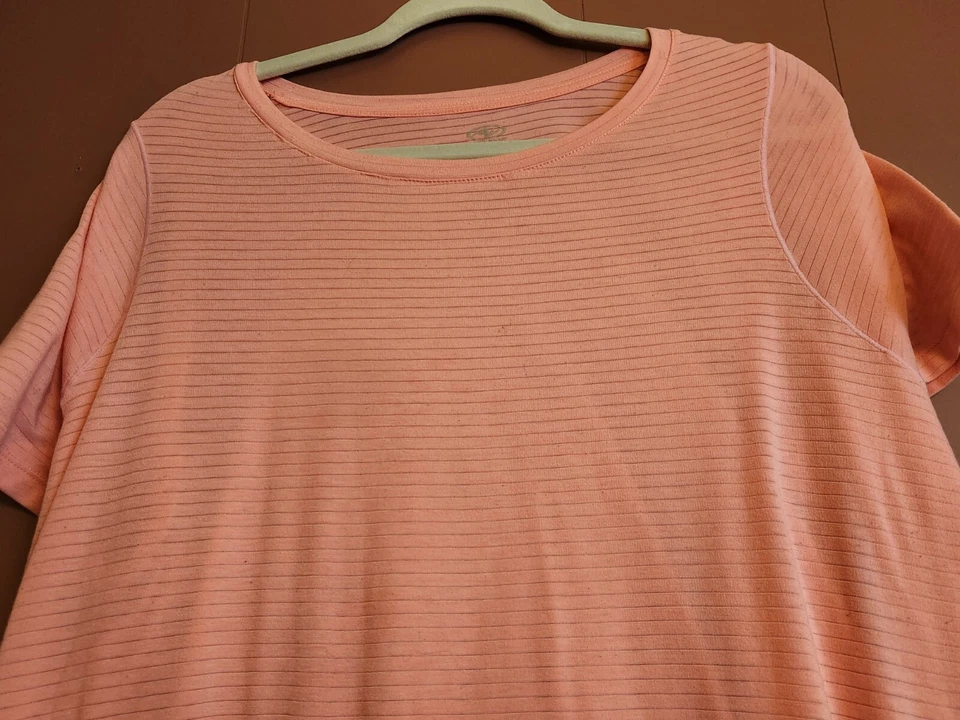 Camiseta deportiva coralina XXL Athletic Works para mujer  Foto 2 de 4
