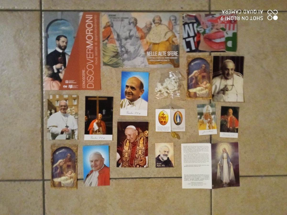 15 santini con medaglia della Madonna e rosario Padre Pio Papa