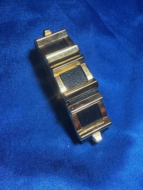 $58 Vince Camuto *Marcel* Pulsera de Cuero Negro Tono Dorado Cuadrados Cierre Magnético Foto 3 de 4