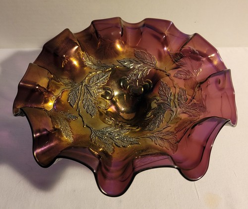 Hermoso cuenco festoneado antiguo de cristal de carnaval de amatista de 3 patas Dugan