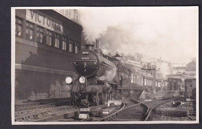 Eisenbahn London BR Dampflok #32424 + Zug verlässt Victoria Station 1952 Foto