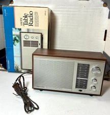 Vintage Excellent Condition Realistic MTA-15 AM/FM Table Radio With Box