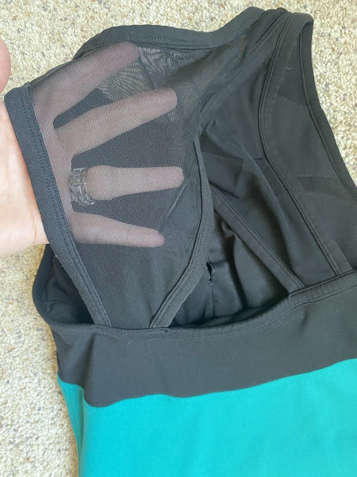 Camiseta sin mangas de entrenamiento Lucy con sujetador acolchado incorporado espalda pequeña transparente Foto 3 de 4