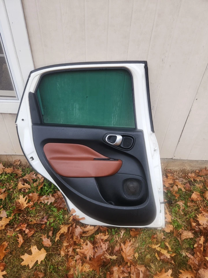 Porta traseira lateral branca para motorista Fiat 500L 2014 - Imagem 2 de 2