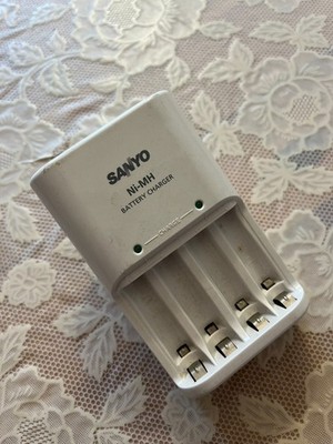 Sanyo Ladegerät für AA & AAA Akkus + China DE Adapter (gebraucht)