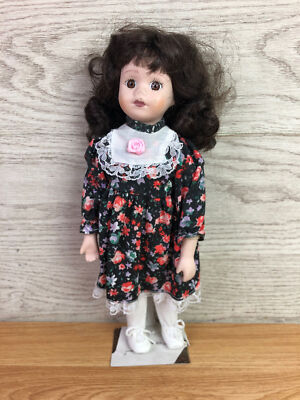 Porzellanpuppe Mädchen mit dunklen gewellten Haaren & schwarzem Kleid mit rotem Blumenmuster 12 Zoll