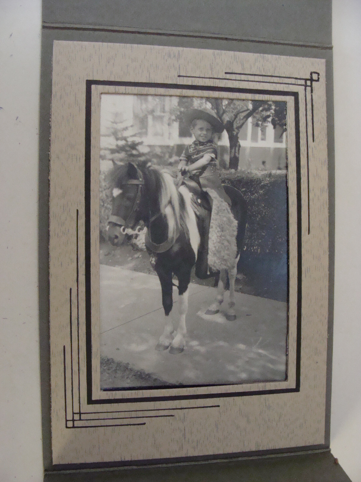 Foto vintage anni '30 giovane ragazzo in affitto cavallo pony costume cowboy con ragazzi e cappello