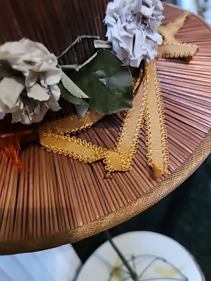 Sombrero antiguo dama 1900 ala ancha tejido tela de paja flores tela metálica dorada Foto 3 de 4