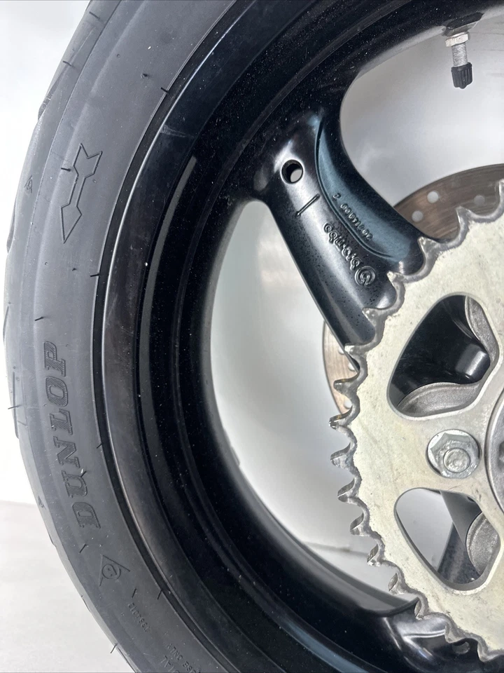 2001 DUCATI 750 SS OEM ЗАДНИЙ ОБОД ЗАДНЕГО КОЛЕСА С ПРЯМОЙ ЧЕРНОЙ ЗВЕЗДОЧКОЙ РОТОРА ШИНЫ - Изображение 3 из 4