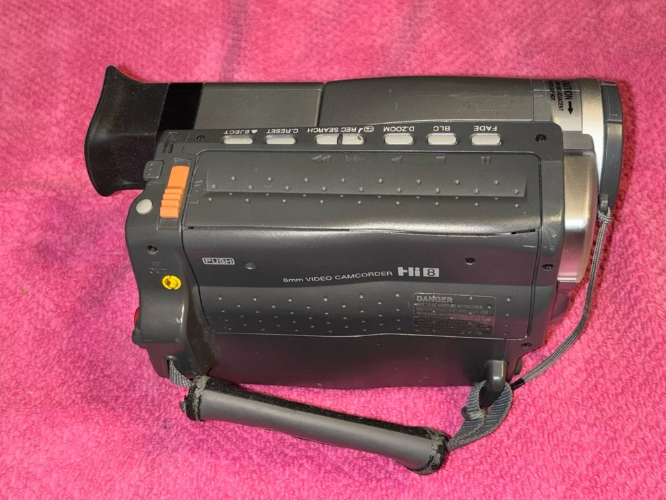 Canon ES8200V Hi8 Video 8 Camcorder Videocamera. Untested - Image 3 of 4