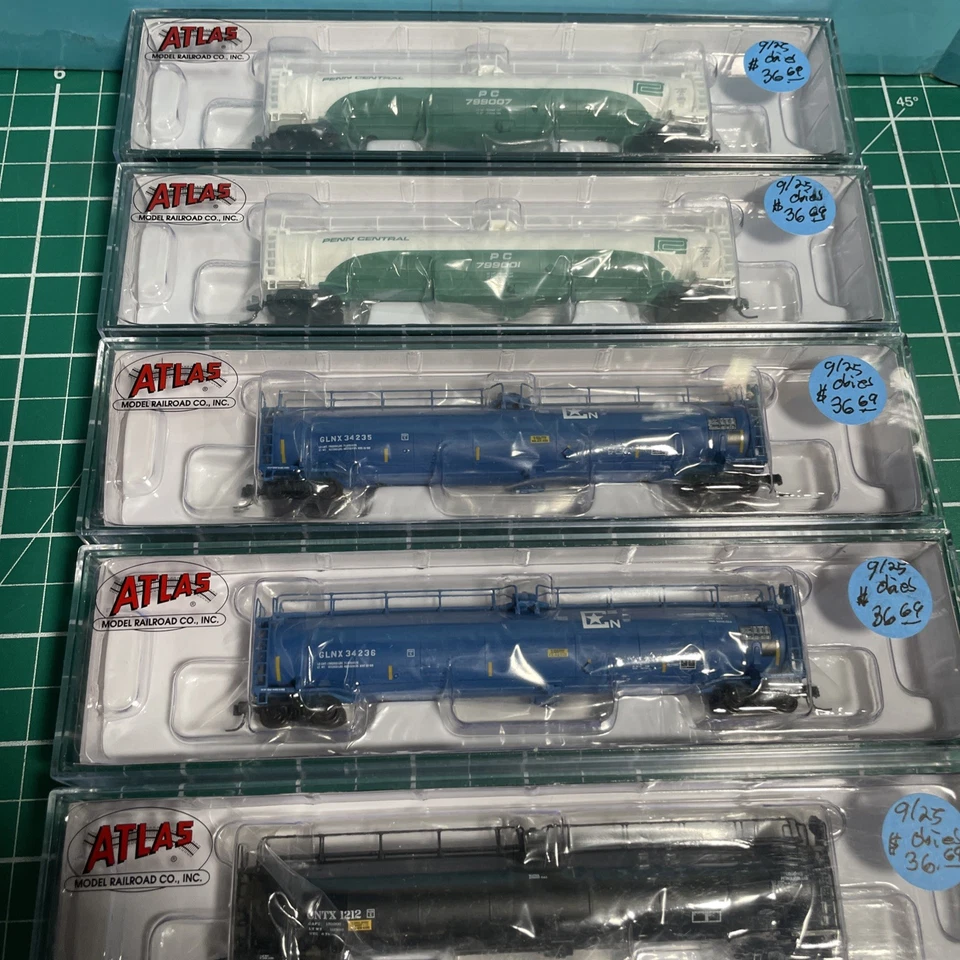New! N-Scale Atlas 33,000 Fallen Tank Cars 8-Pack $ 293.52 Make offer - Image 4 of 4
