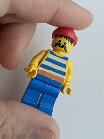 Vintage 80s LEGO 6285 Black Seas Barracuda Pirates Figures & Weapons INCOMPLETE 