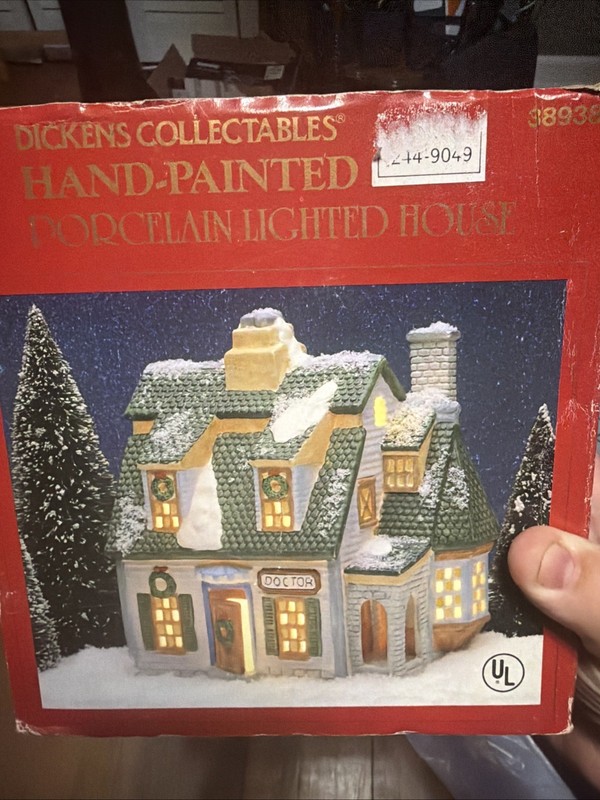 Dickens Collectables Porcelain lighted House 38938