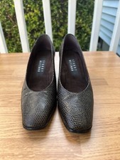 Dark Brn STUART WEITZMAN Patent Leather Croco Embossed Heels Pumps. size 5
