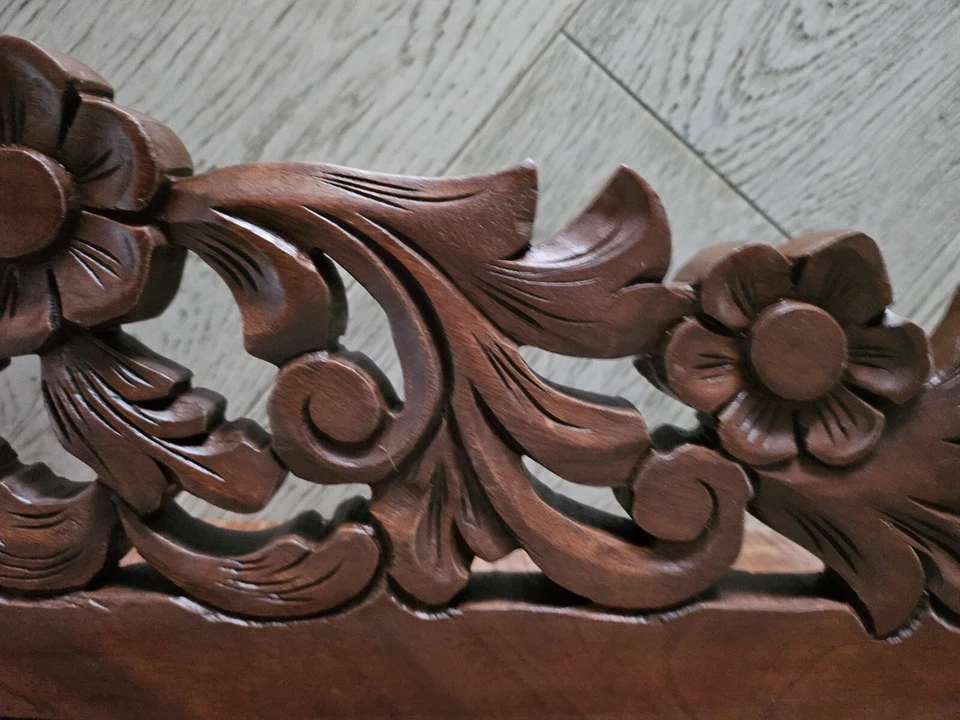 Prateleira de madeira vintage grande esculpida à mão com ranhuras de placa - Imagem 3 de 4