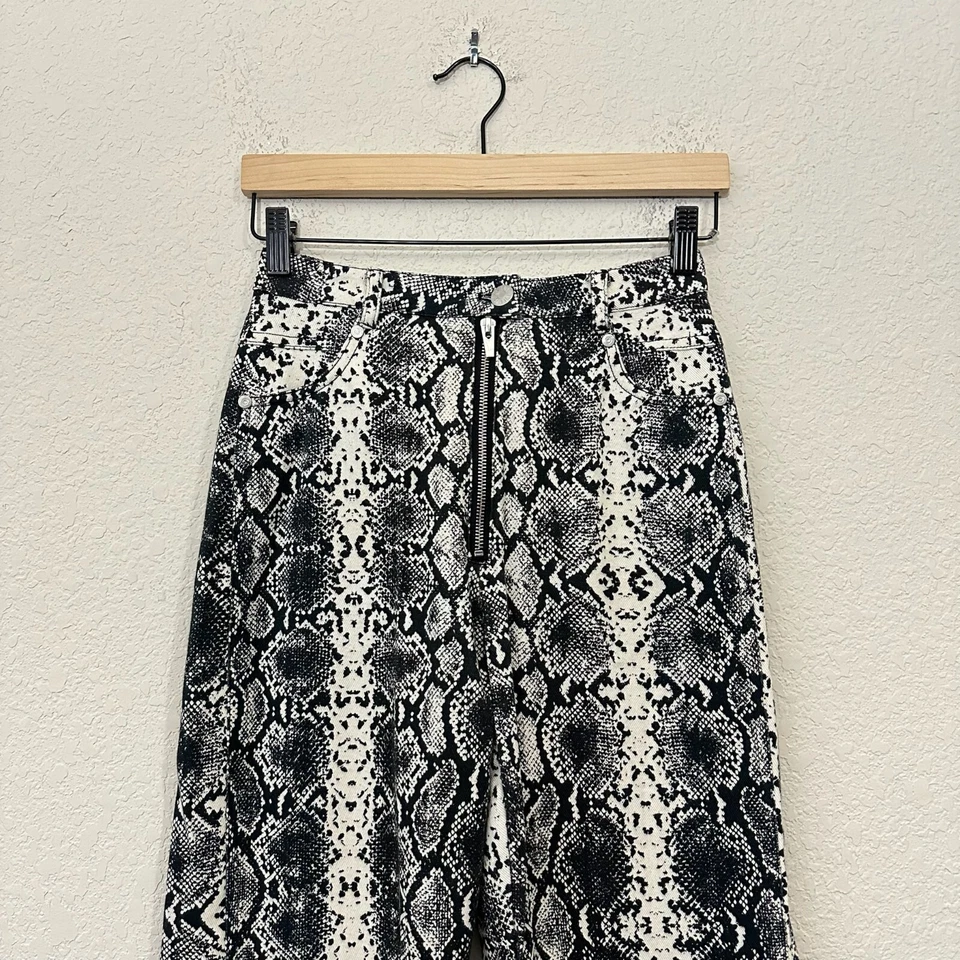 Calça bootcut feminina VEDA 5 bolsos tamanho 2 preta branca estampa de cobra retrô moda Y2K - Imagem 2 de 4