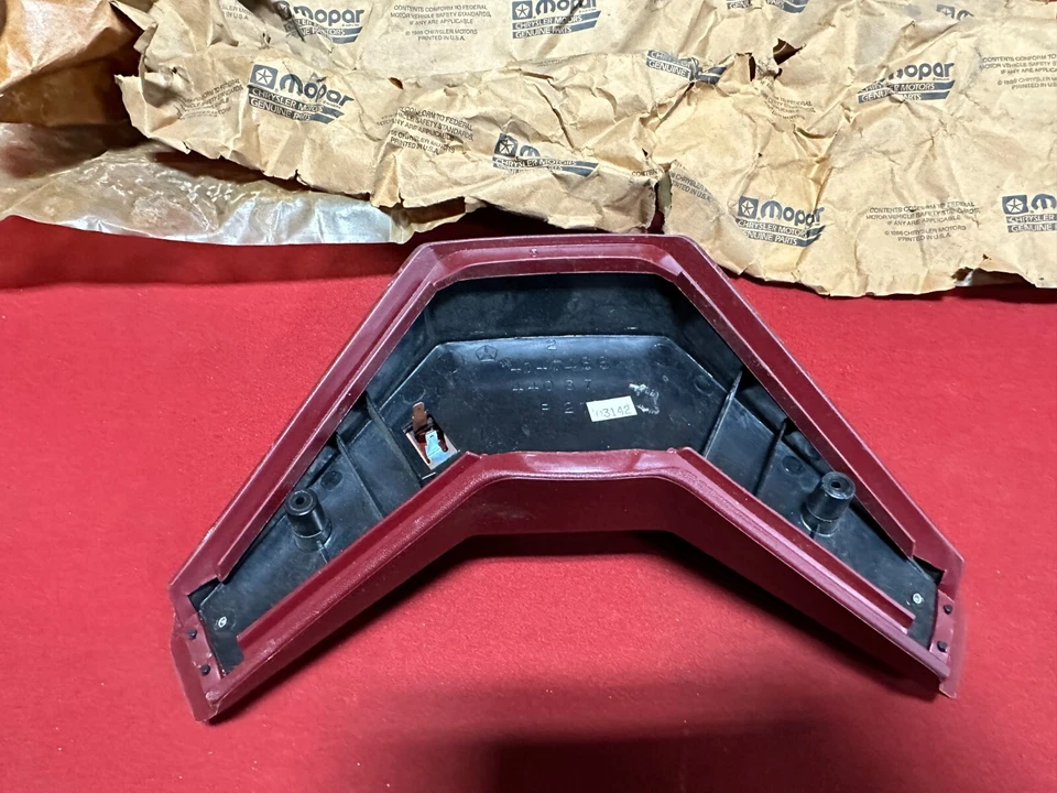 Almohadilla de bocina para camión Dodge Ram 1984-1985 D150 D250 D350 Mopar 4147466 rojo oscuro nuevo de lote Foto 3 de 4