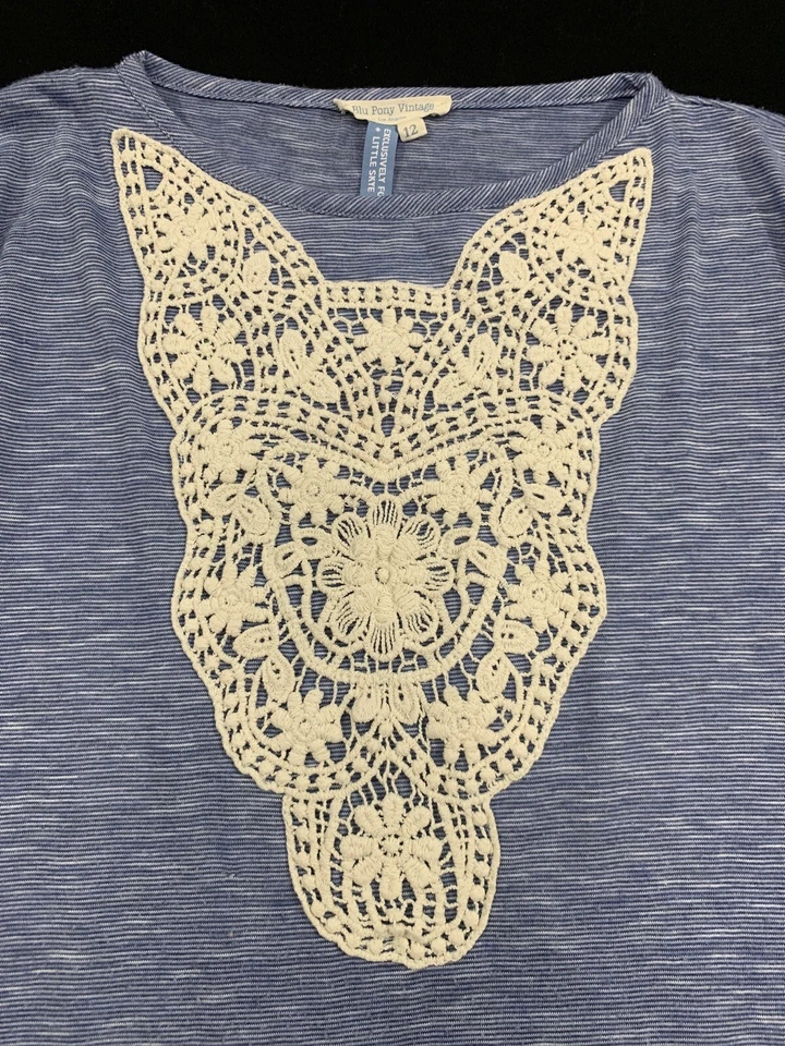 Top tejido azul vintage Blu Pony para niñas talla 12 ribete de encaje crochet adornado frente Foto 3 de 4