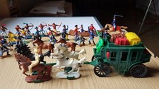 Timpo Toys Westernfiguren Konvolut, Postkutsche, Kanu