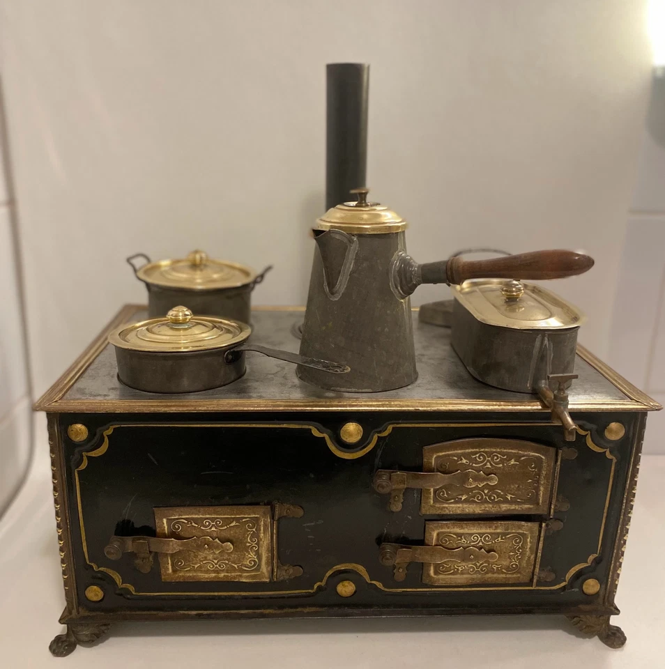 Ancienne cuisinière jouet &ses accessoires en tôle Napoléon III (40 x 26 x18 cm) - Photo 2/4