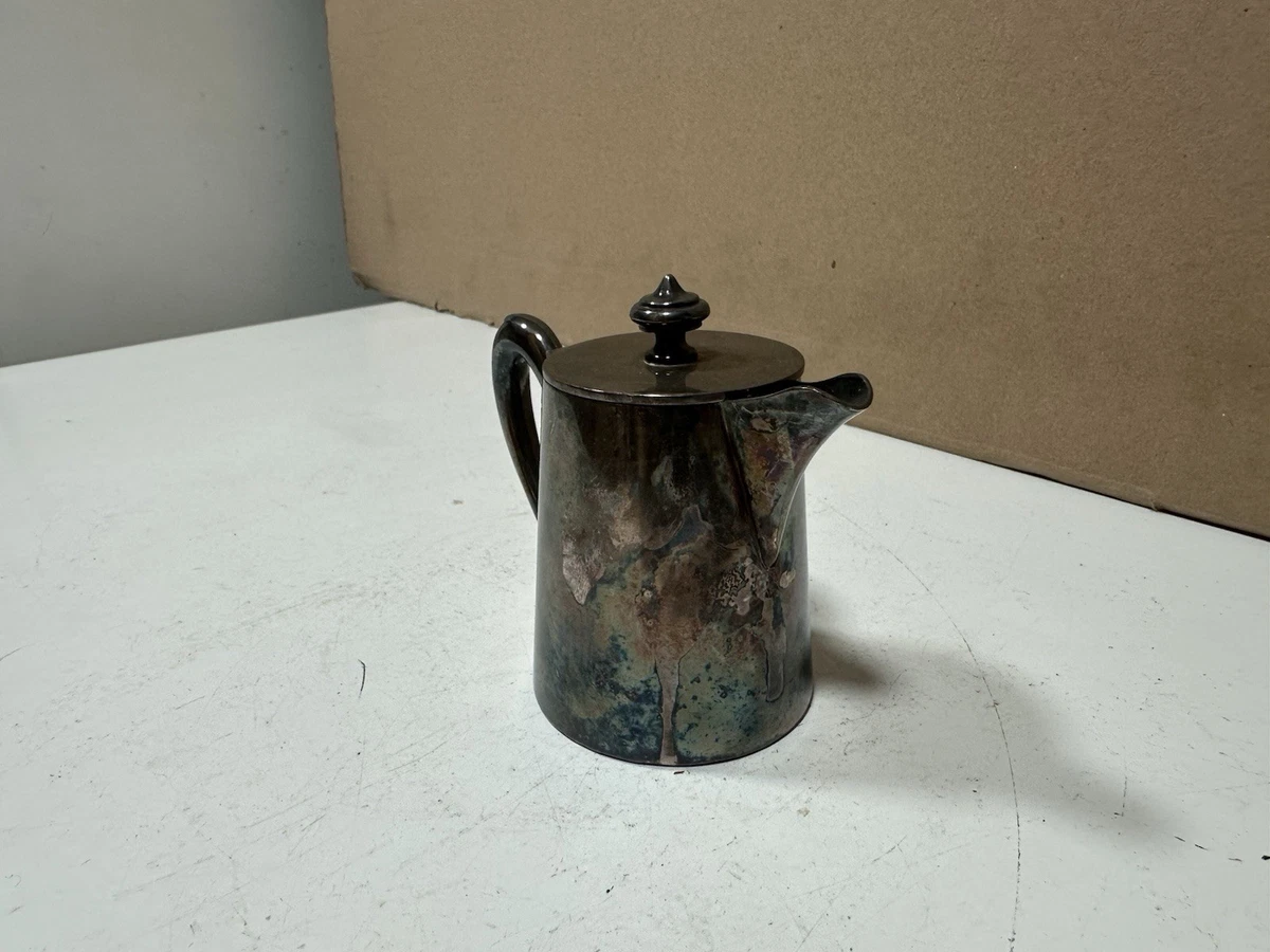 Ancienne cafetière ou théière en métal argenté Art Déco Deetjen