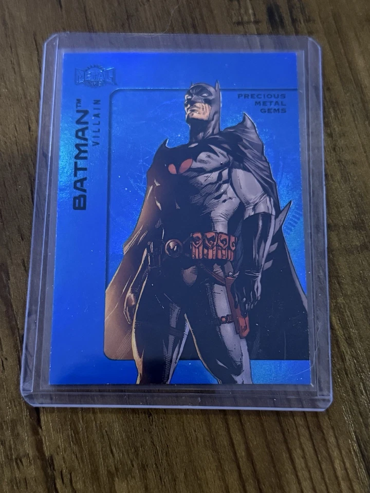 2025 Skybox Metal Universe The Batman Villains Metalli Preziosi Blu/50 - Immagine 4 di 4